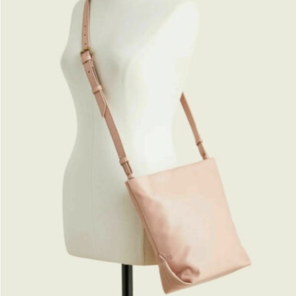J crew Oslo soft leather bucket crossbody bag
Item BA142 in Warm Clay - Picture 2 of 4
